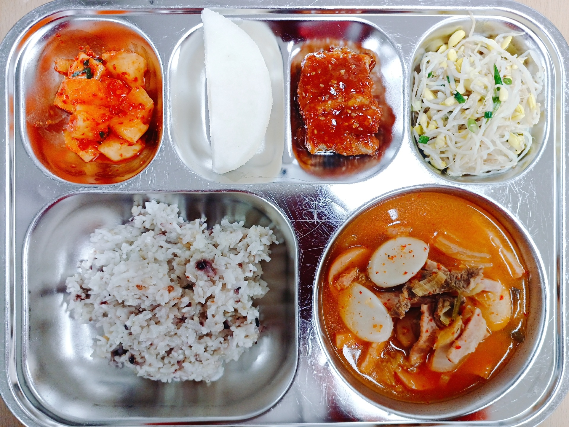 영양잡곡밥 (5)
햄모듬찌개 (1.2.5.6.9.10.12.15.16)
콩나물무침 (5)
코다리강정 (5.12.13)
깍두기 (9)
배 
우유(희망) (2)_이미지