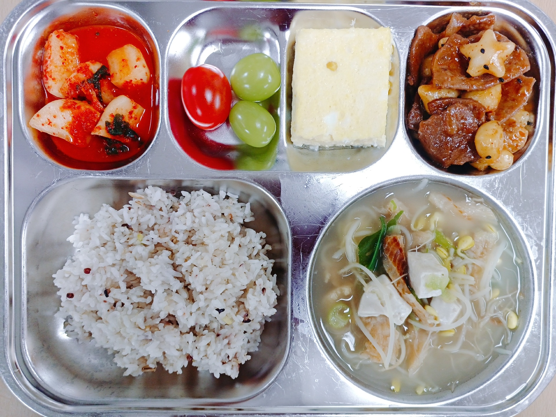 영양잡곡밥 (5)
황태콩나물국 (5.9)
콩고기떡조림 (5.6.12.13)
콘치즈계란찜 (1.2.13)
총각김치 (9)
모듬과일 (12)
우유(희망) (2)_이미지