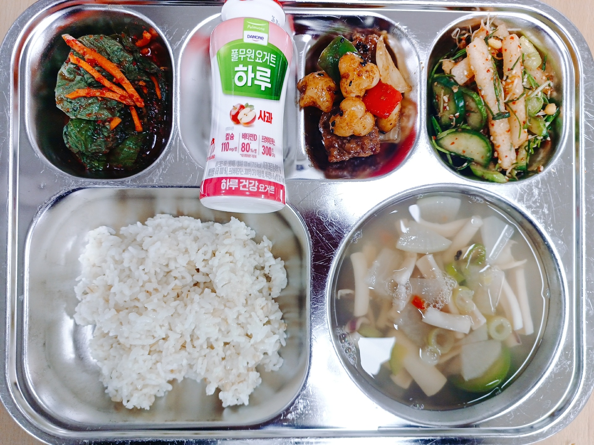 찰보리밥 
오징어맑은탕 (5.9.13.17.18)
찹스테이크떡조림 (2.5.6.10.12.13.15.16.18)
달래배오이무침 (13)
깻잎김치 (5.6.18)
요구르트/샤인머스켓맛 (2)
우유(희망) (2)_이미지